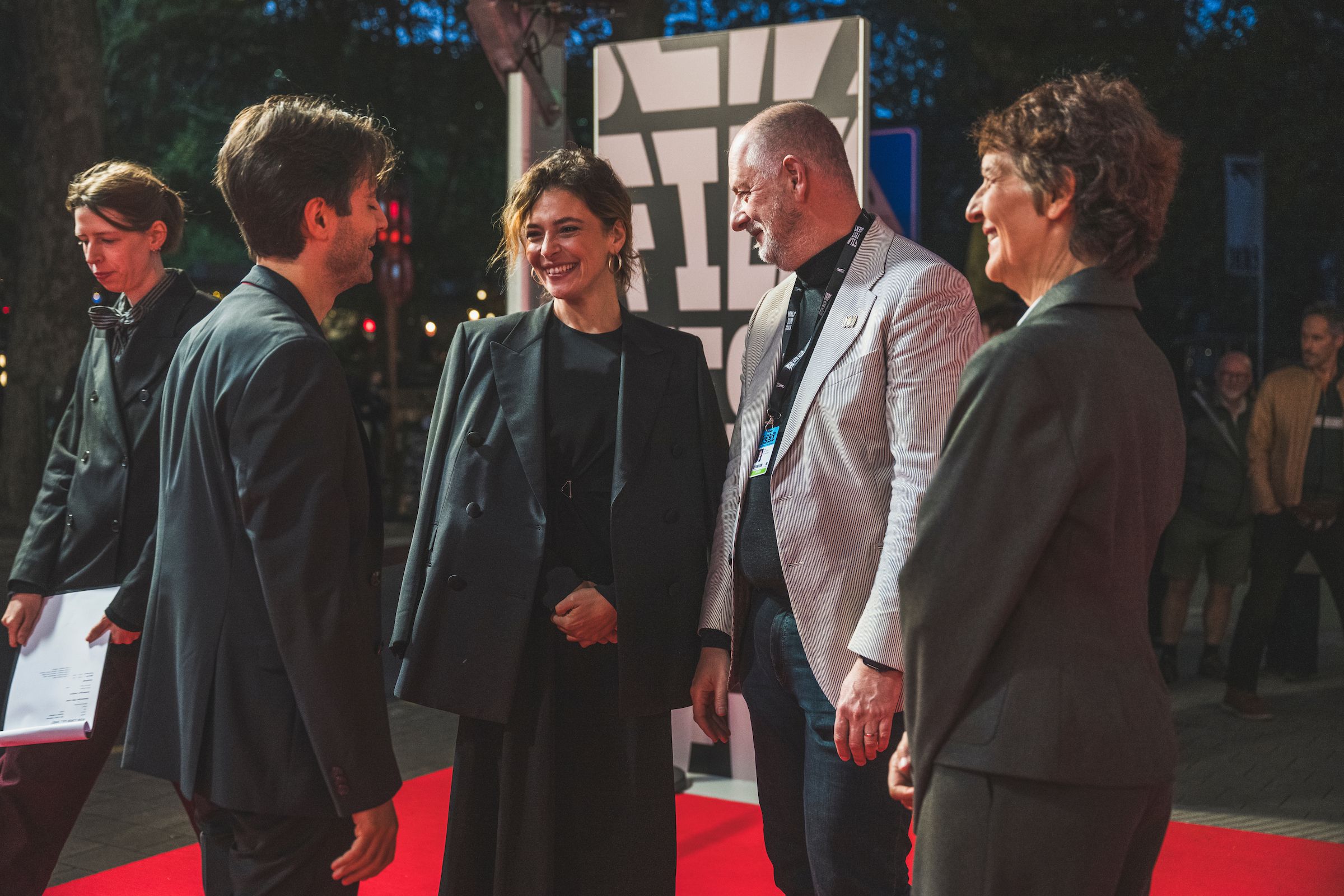 Rode loper & Q&A: L’estranea