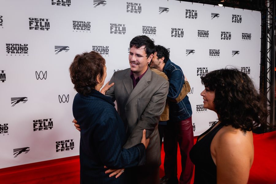 Red carpet: Why Do I See You In Everything?