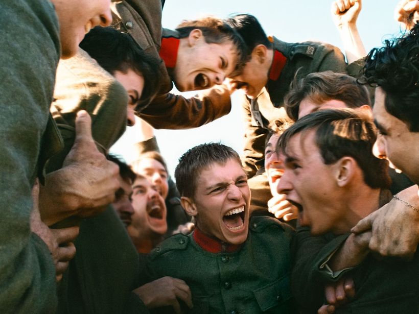Een groep soldaten in een kring die juicht.